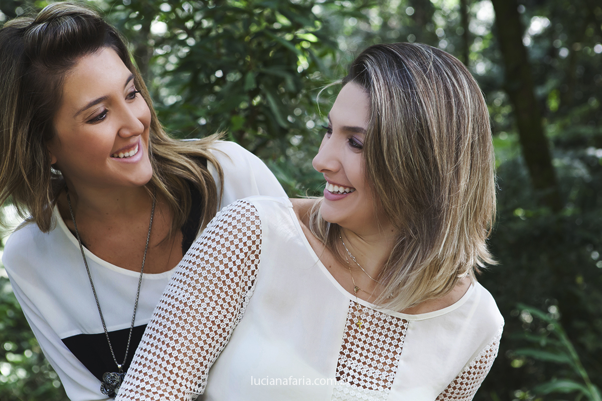 foto de irmãs se olhando num lindo registro de família por luciana faria em fotografia