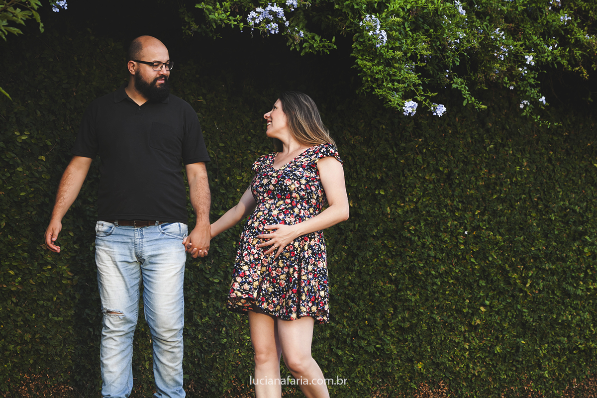 casal esperando sua filha passeando pelas ruas em registro da fotógrafa luciana faria