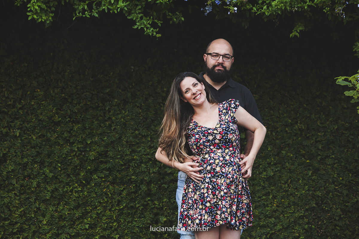 felicidade estampada no rosto da linda mamãe esperando sua bebê em registro da fotógrafa de família em poços de caldas mg