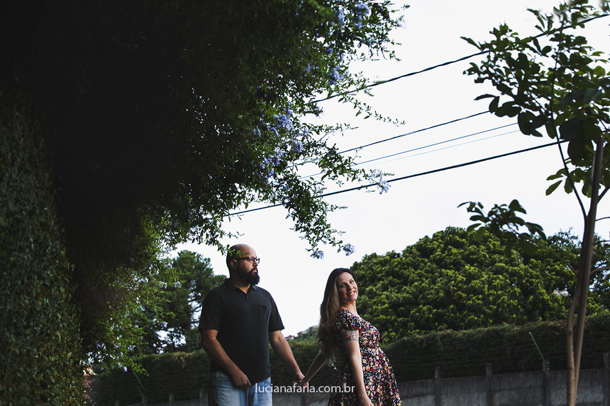 sorriso no rosto e espera ansiosa pela chegada de sua filhinha