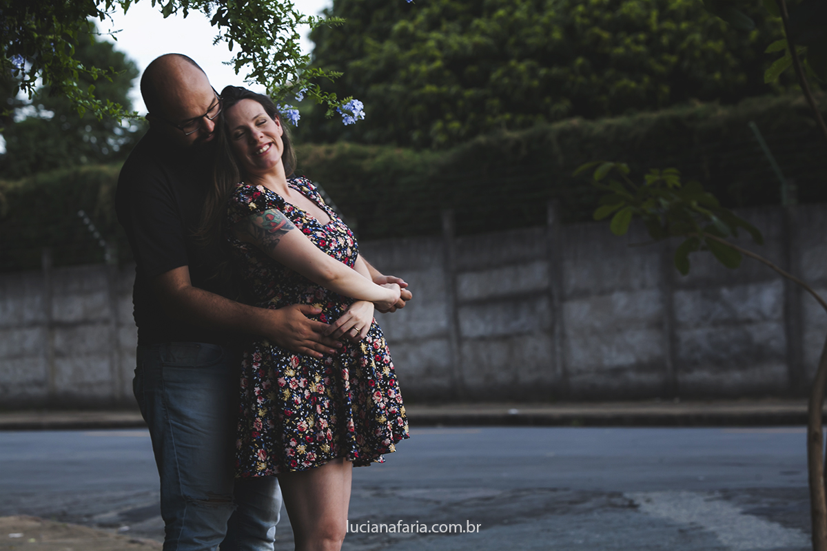 momento de carinho dos pais no registro da fotógrafa de gestantes luciana faria nas ruas de poços de caldas