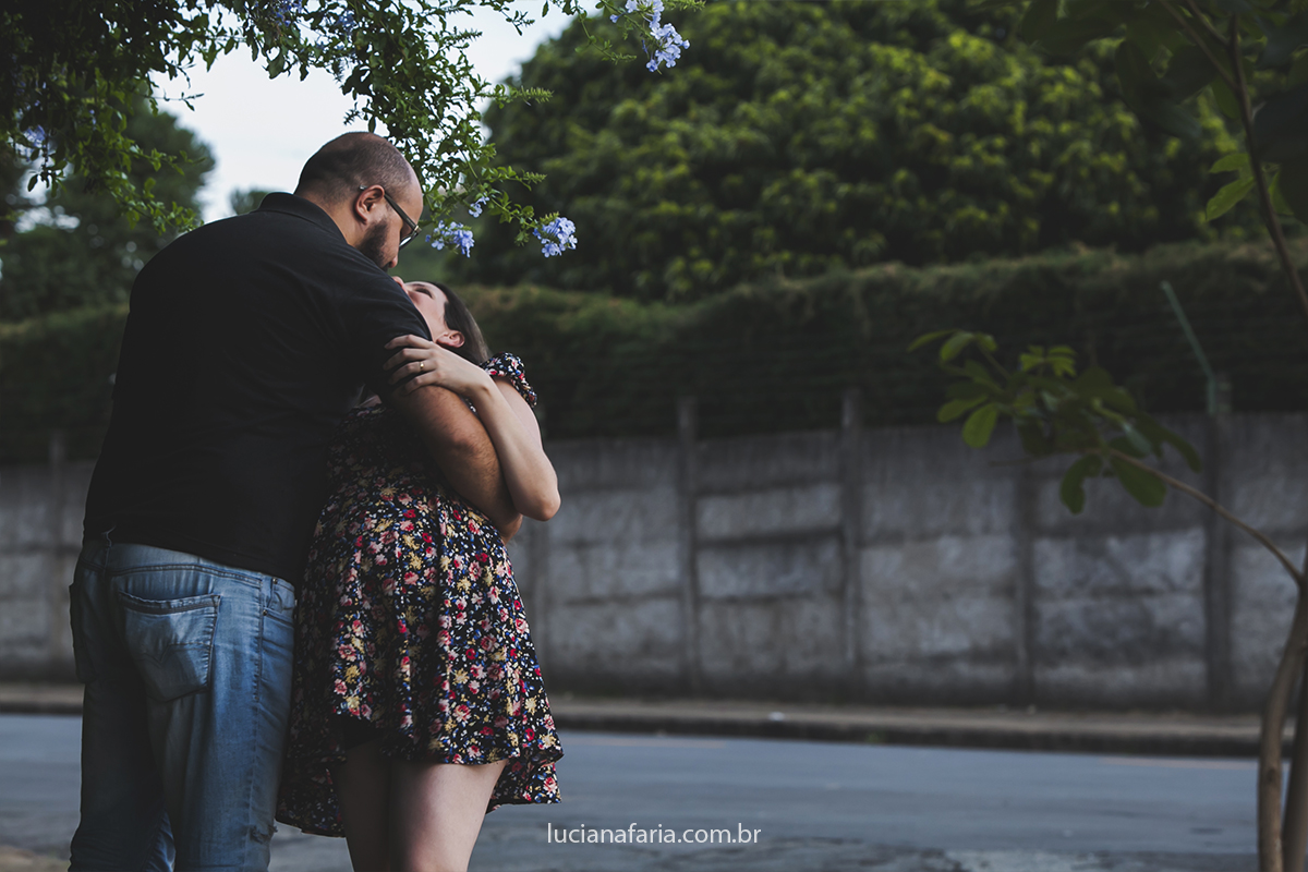na calçada perto de casa fizeram seu ensaio de gestante onde dançaram uma canção