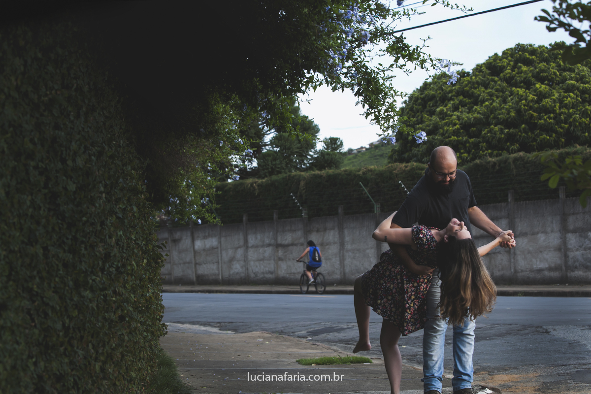 casal dançando no fundo passa um ciclista em fotos de luciana faria fotografa em poços de caldas minas gerais