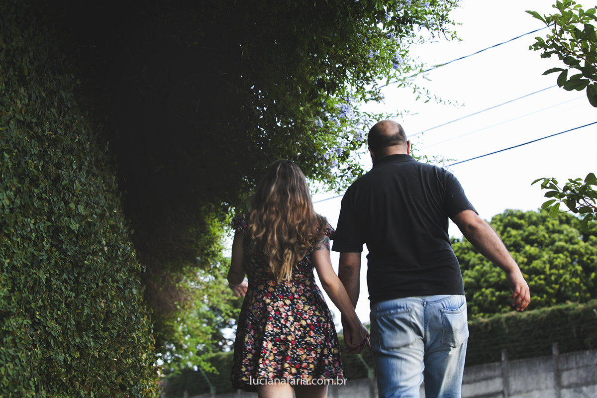 pais curtem ensaio da barriga com a fotógrafa de família em poços de caldas numa linda tarde