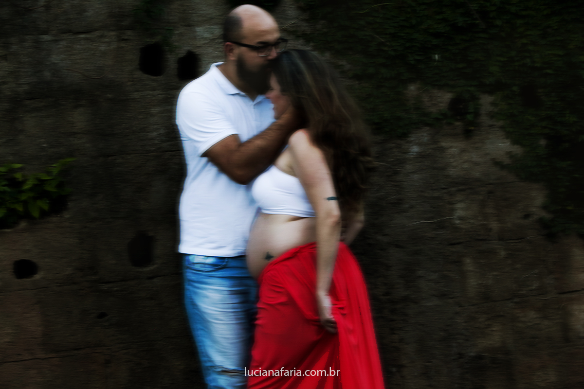 beijo do pai e momento de carinho no ensaio de gestante