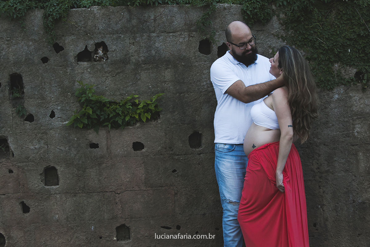 mãe com tatuagens em estilo próprio do casal