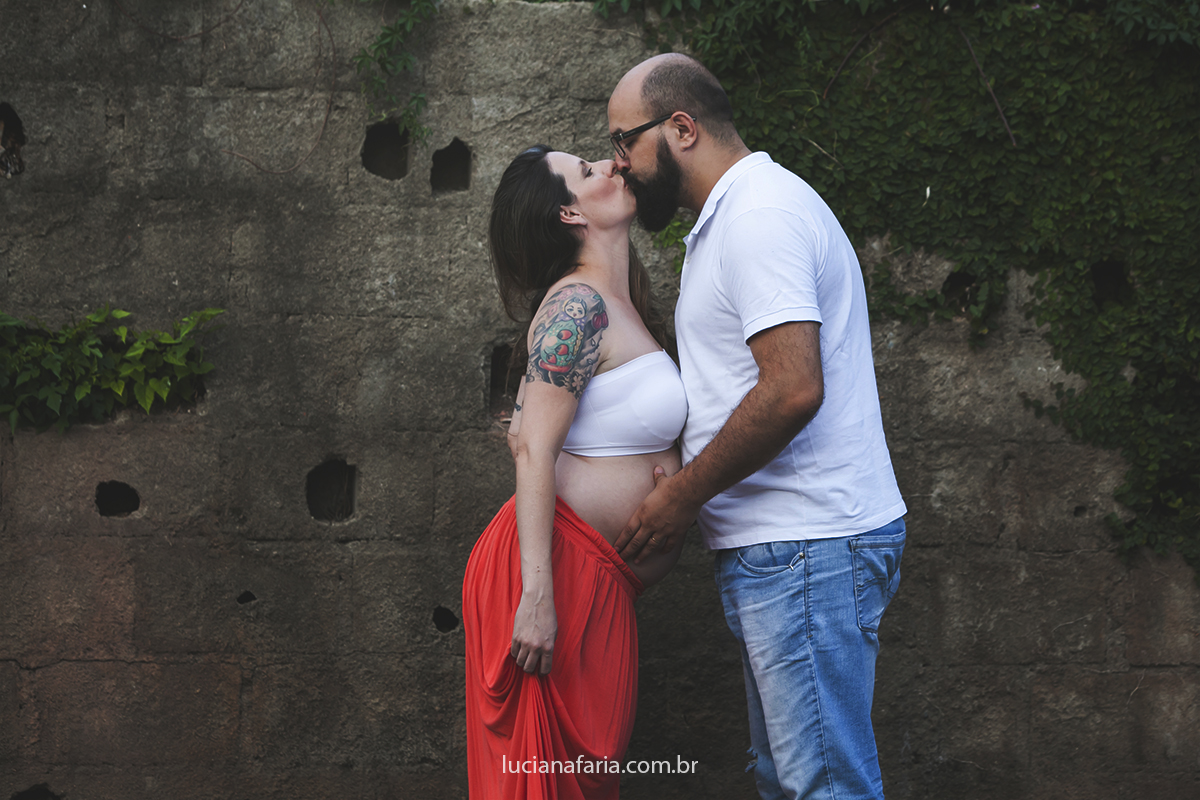casal esperando seu bebê se beijam numa linda tarde de fotografias em poços de caldas
