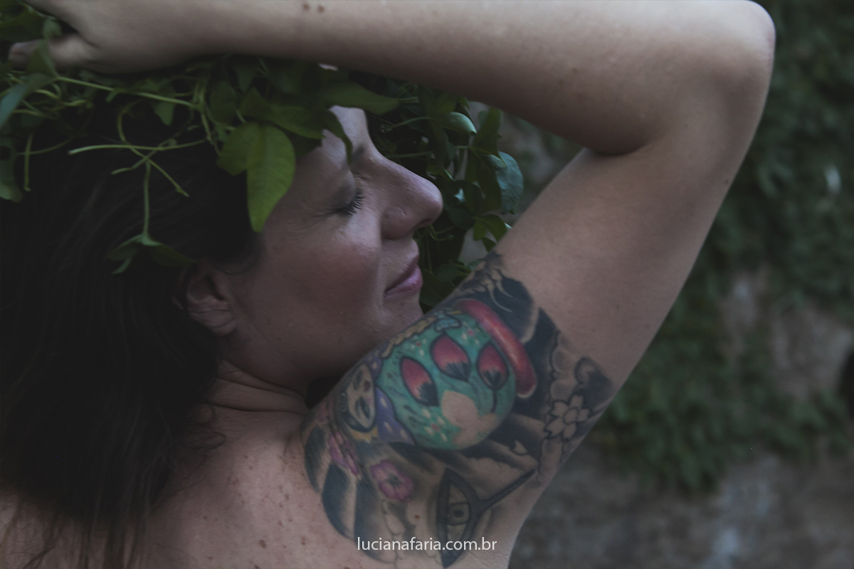 close da tatuagem da mamãe que espera seu bebê