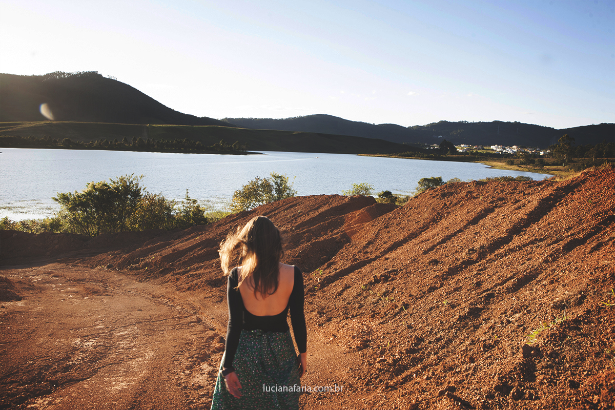 noiva caminhando para as fotos com luciana faria fotógrafa em poços de caldas na represa botolan
