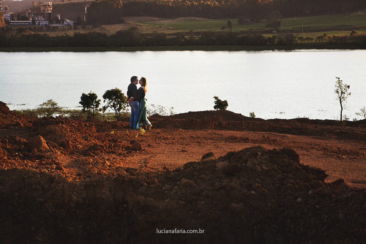 verde pinheiro no fundo da foto luciana faria fotógrafa de ensaios e casamentos retratou o memento do casal