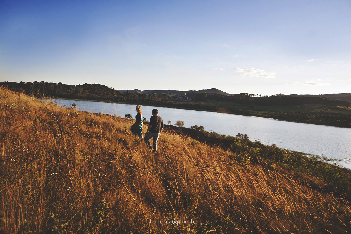 cenário encantador nas fotos de casal em poços de caldas no fim da tarde