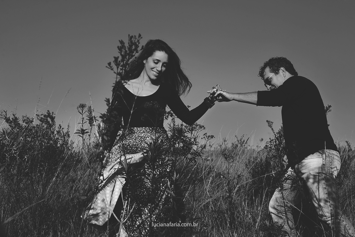 retratos em preto e branco do casal no ensaio pré wedding
