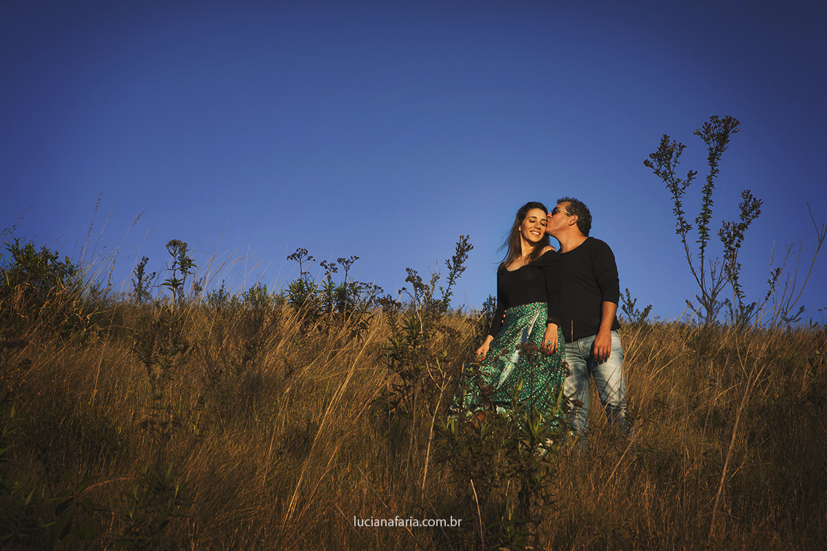 um beijo na noiva em fotografias de luciana faria fotógrafa de casamento em poços de caldas lindo fim de tarde de inverno