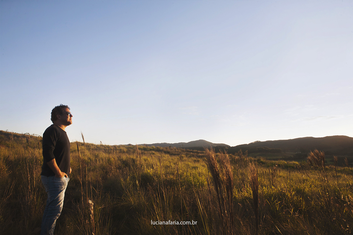 noivo posando para foto durante ensaio do casal