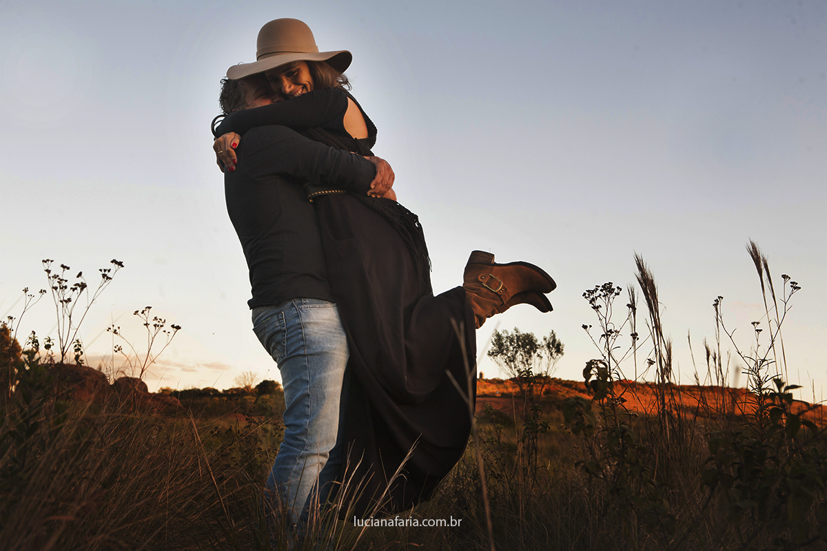 abraçados em momento feliz do ensaio pré wedding registrado por luciana faria fotografias