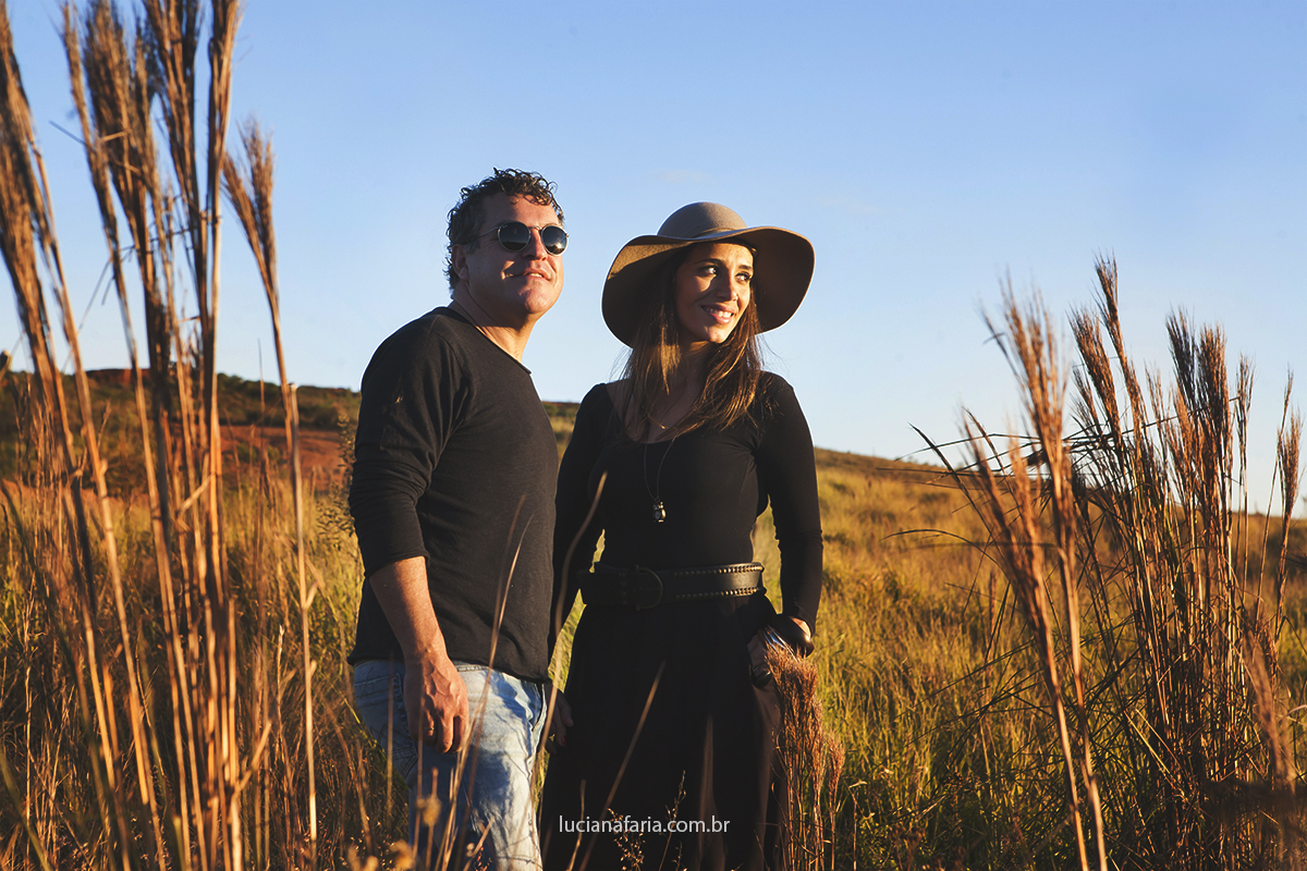 noiva de chapéu posando para fotos antes do seu casamento