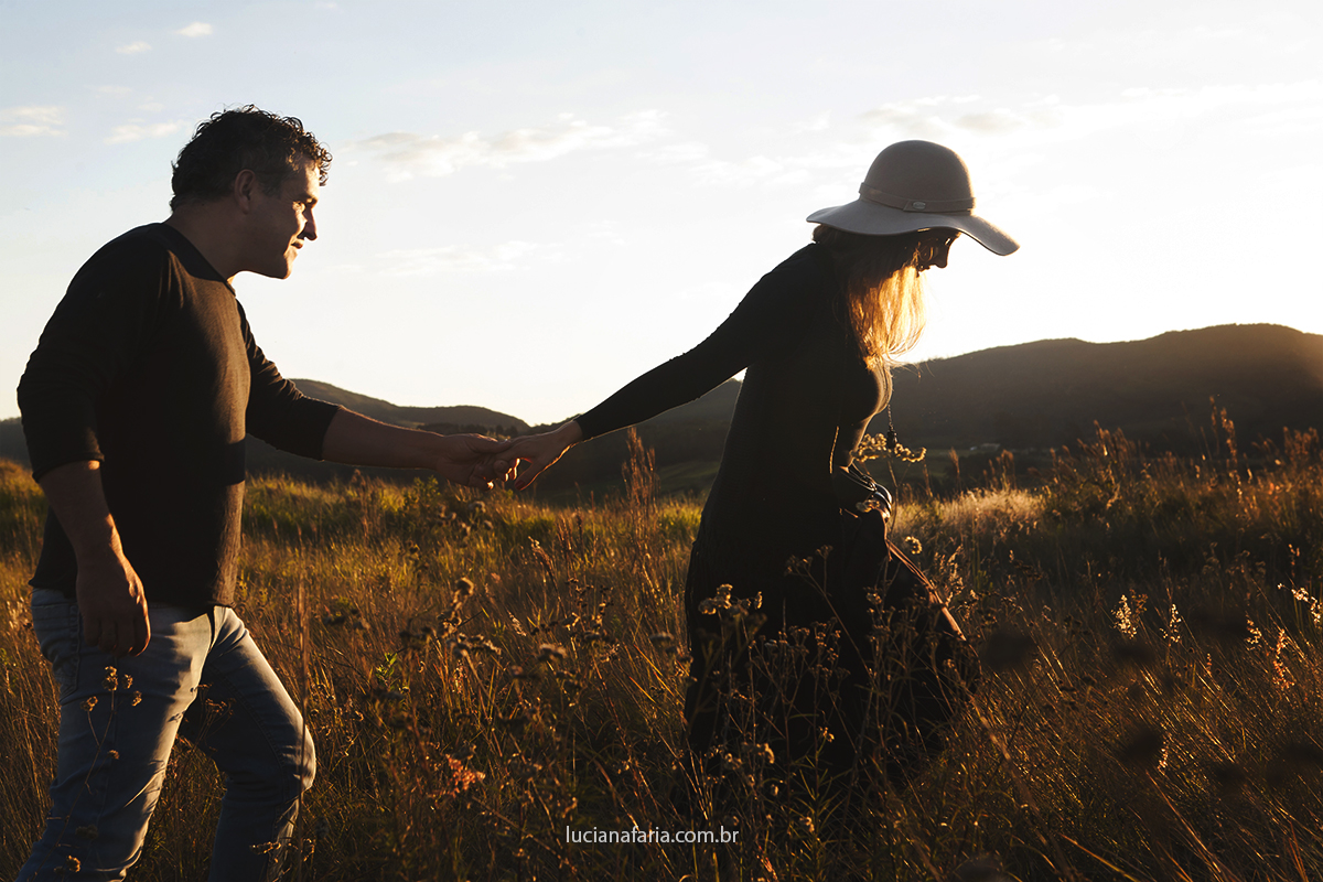 caminhada no fim do dia os noivos andando pela grama