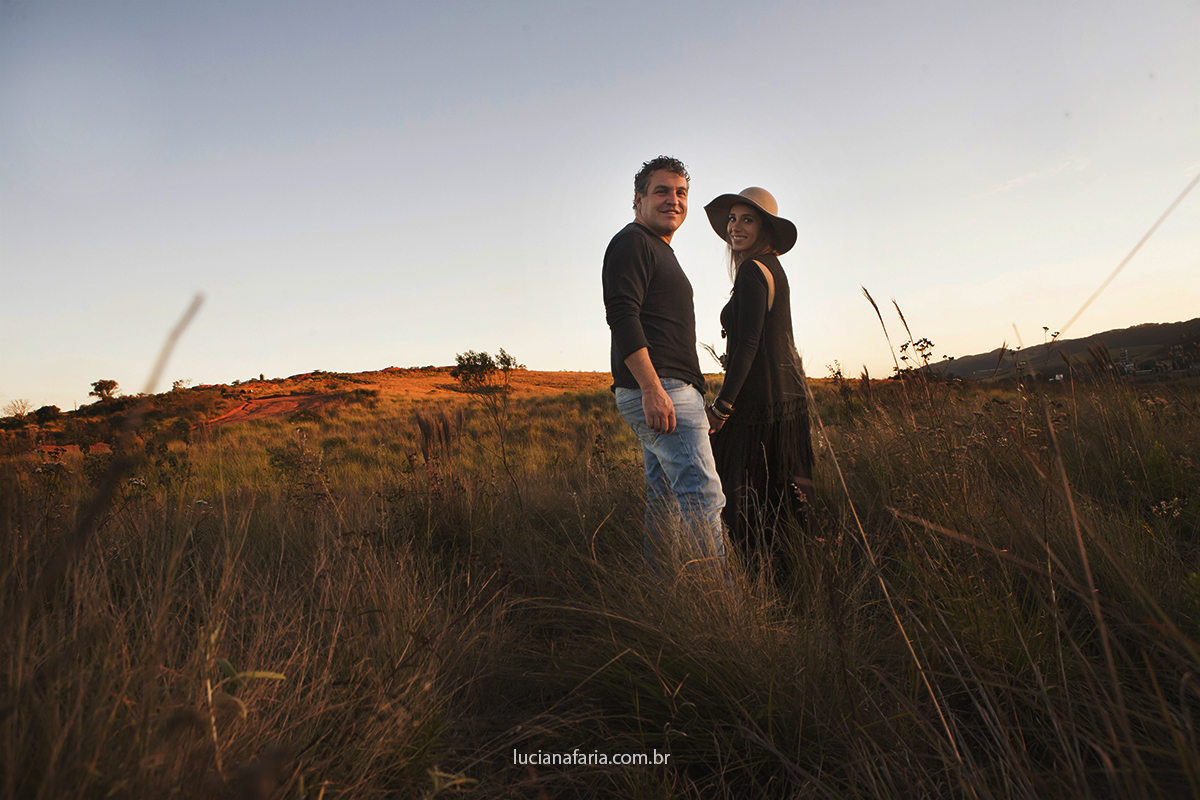 sorrindo para a foto noivos vivem momentos felizes registrados por luciana faria fotógrafa de casal em poços