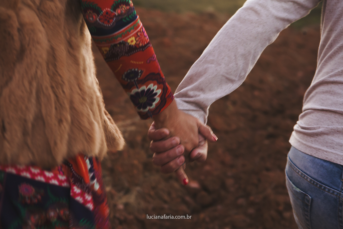 close das mãos na estrada de terra demonstrando o amor na união