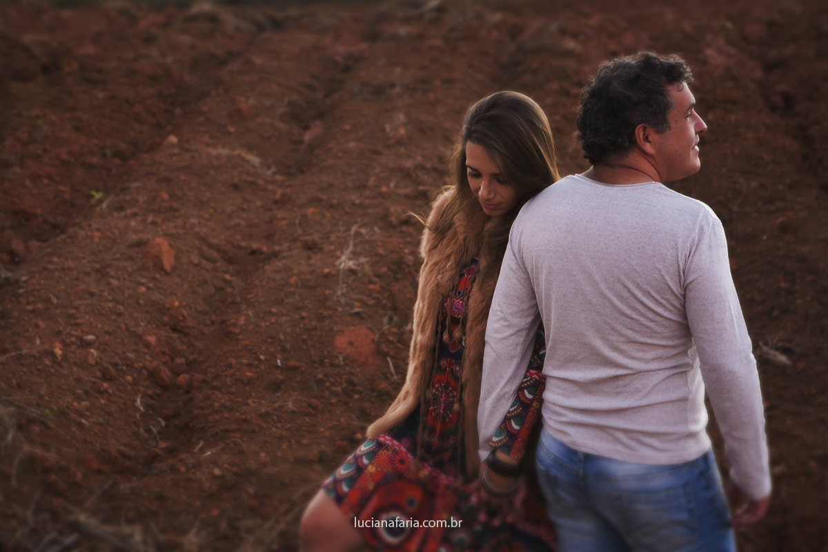 colete de pele da noiva roupa para o ensaio do casal no meio da natureza