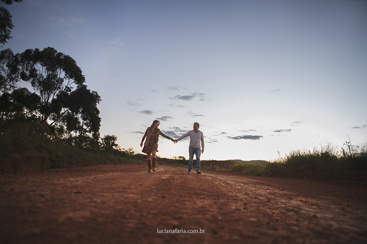 olho no olho e muito riso caminha os namorados no dia feliz de seu ensaio pré casamento