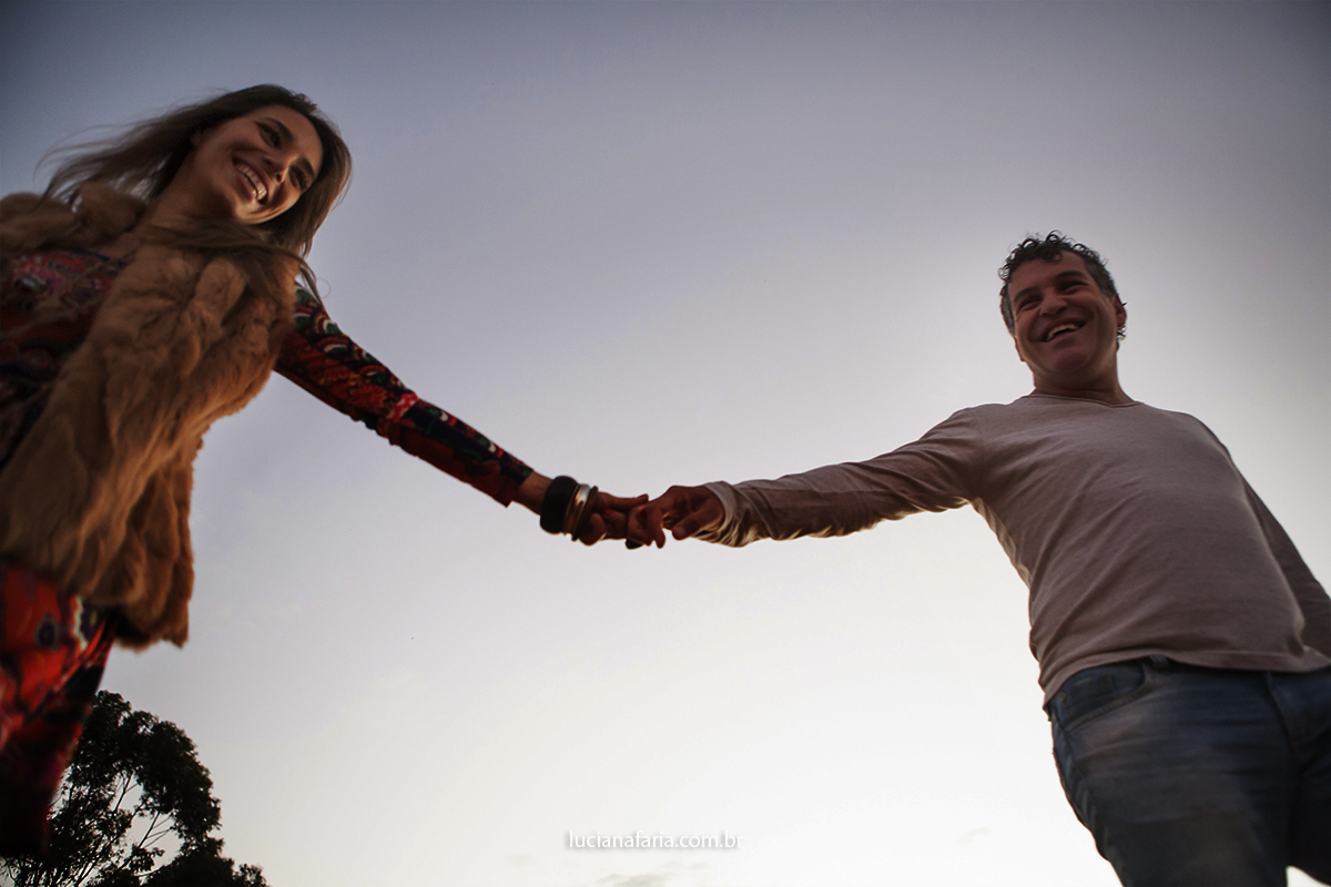unidos caminha a noiva e o noivo para fotografias do casamento em poços de caldas em ensaio
