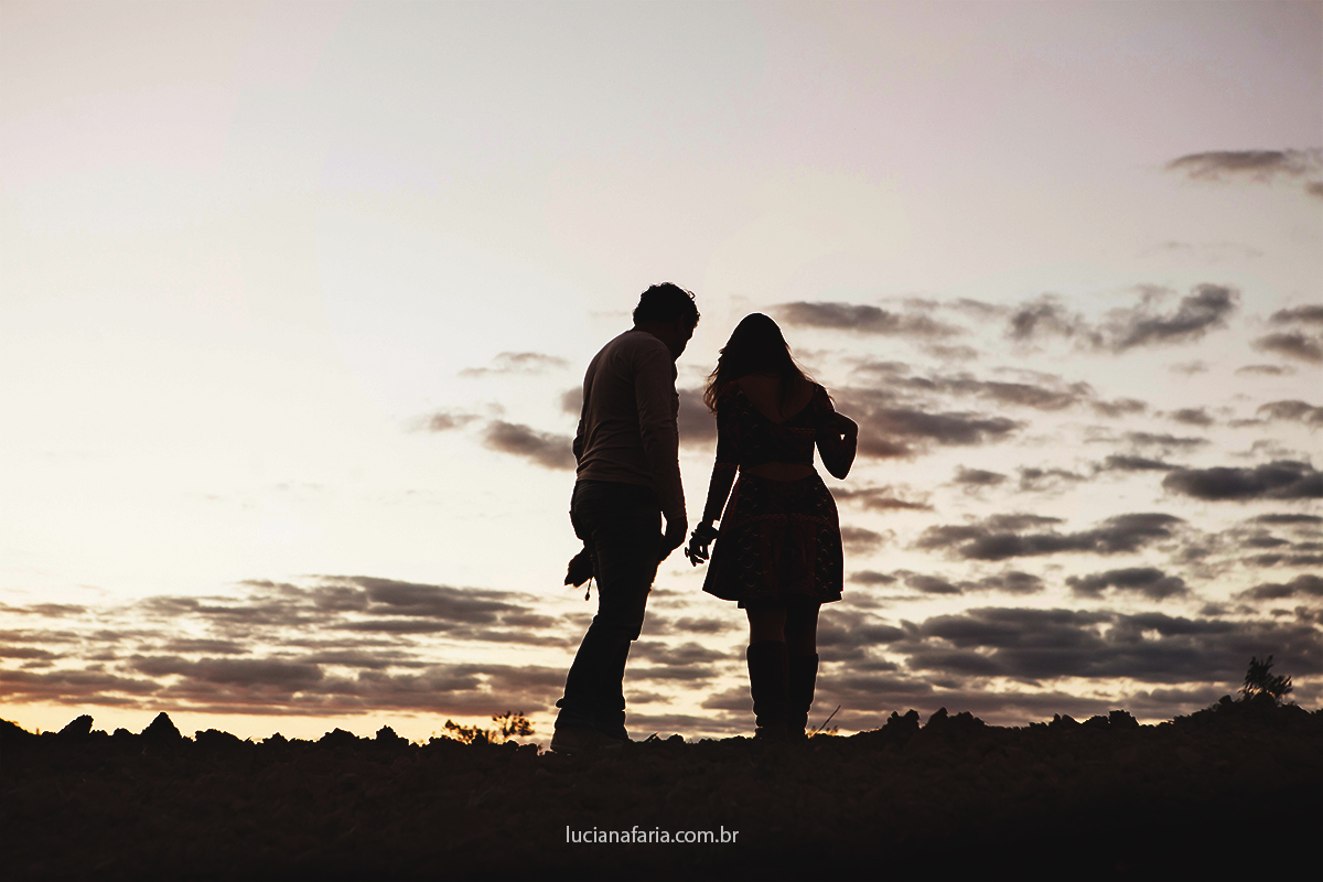 sol se pondo as nuvens coloridas pela cor do entardecer em poços de caldas