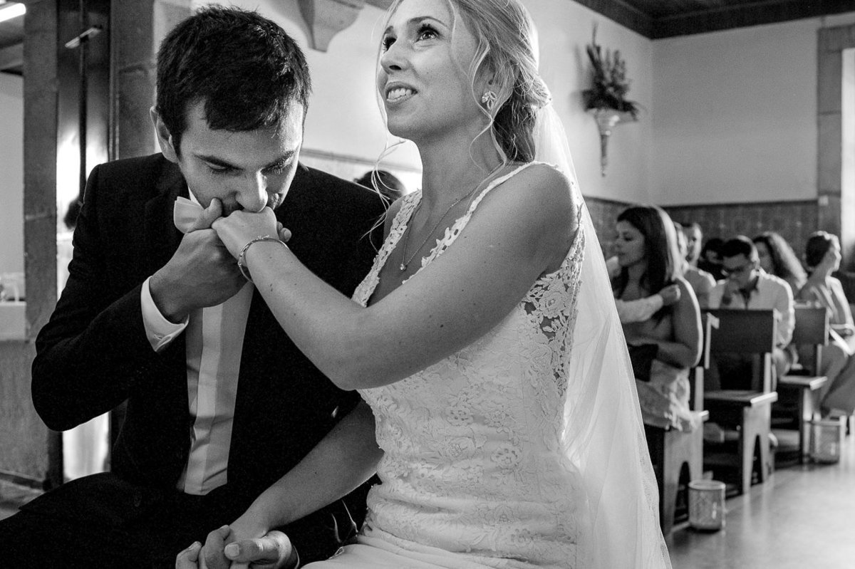 noivos emocionados durante a cerimonia de casamento em Fafe