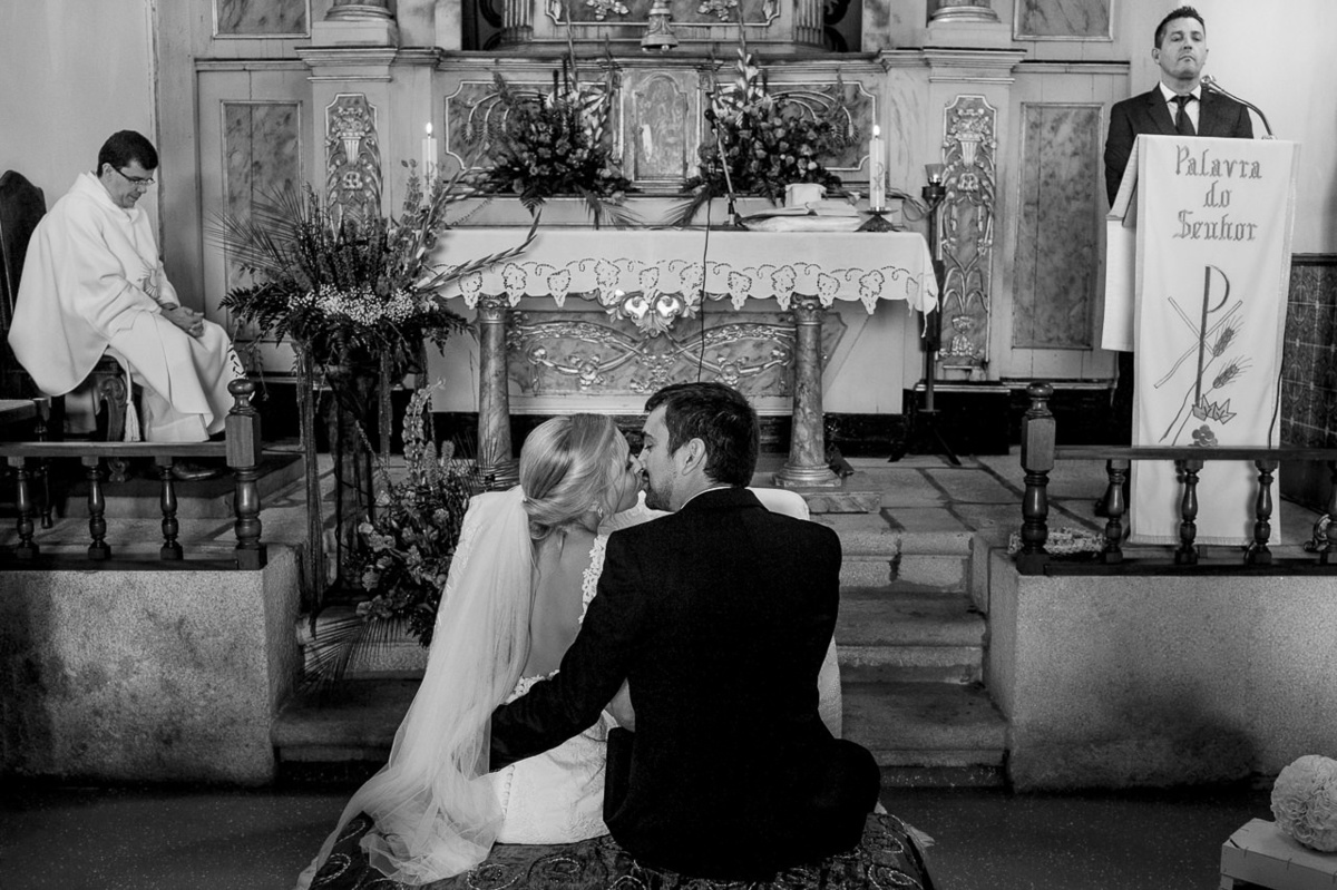 beijo dos noivos durante a cerimonia de casamento em Fafe