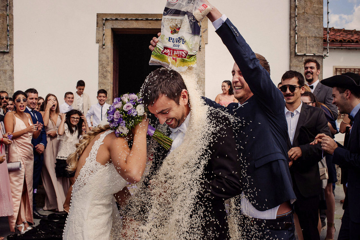 Saída dos noivos da Igreja em Fafe, com chuva de arroz e muito espontaneidade