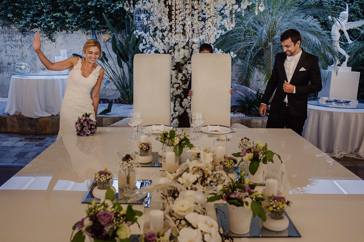 noivos entram na sala depois do seu casamento em Fafe e são brindados pelos padrinhos e convidados