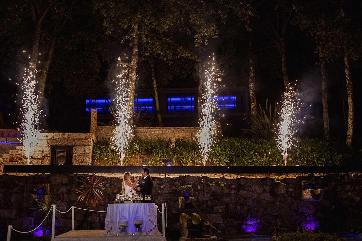 Corte do bolo externo com fogos em casamento na quinta das lamas, Fafe