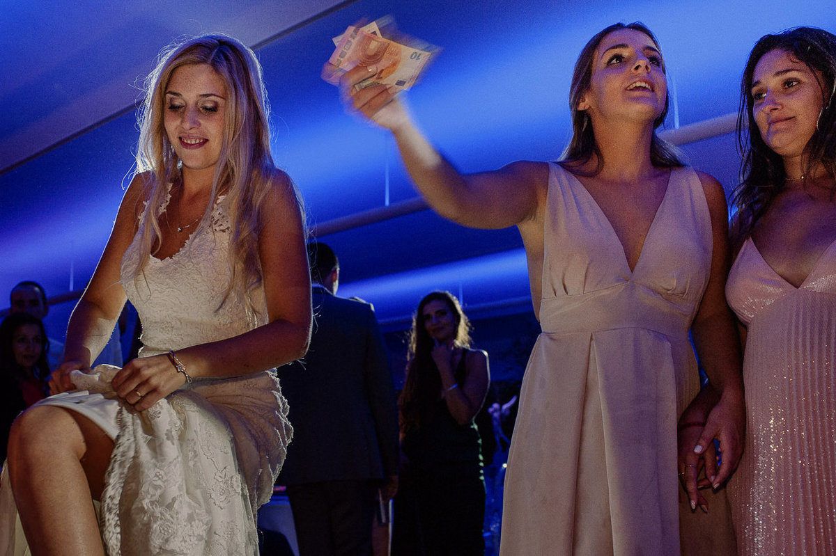 Noivos dançam no seu baile de casamento