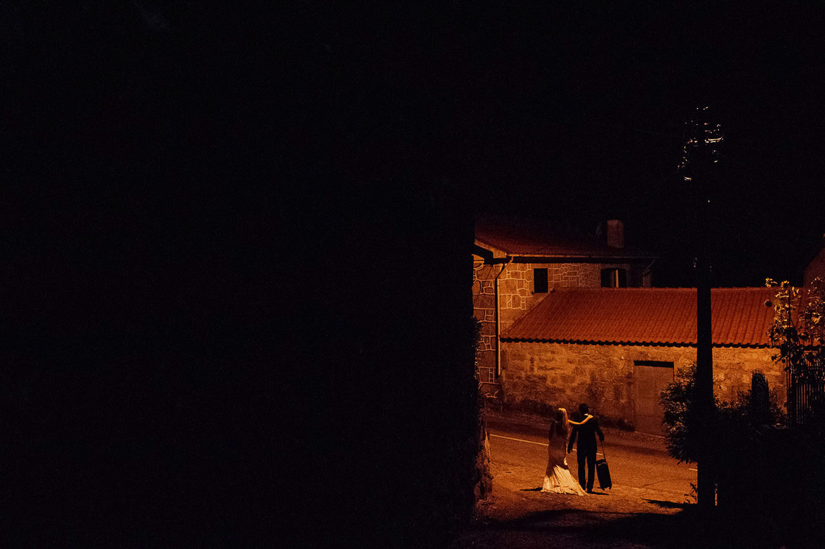 noivos saem de casamento e vão para a sua Lua de Mel em Fafe Portugal