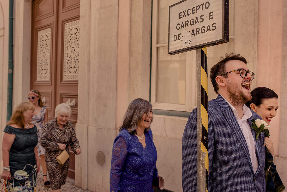 foto espontânea de noivos indo para o seu casamento