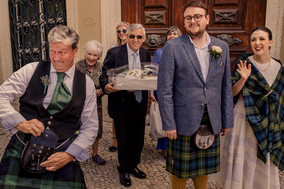 Familia escocesa vestindo o seu Kilt antes do casamento 