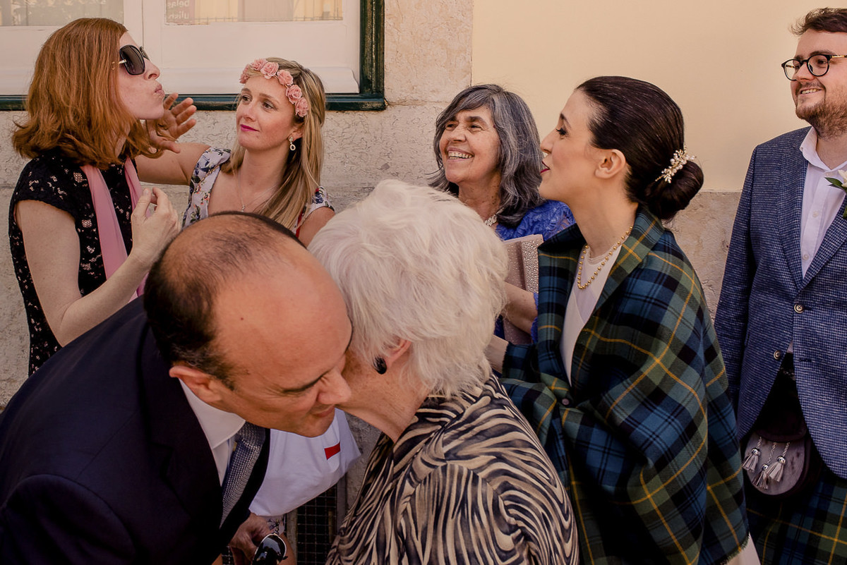 foto espontânea de familia escocesa vestindo o seu Kilt antes do casamento em Lisboa