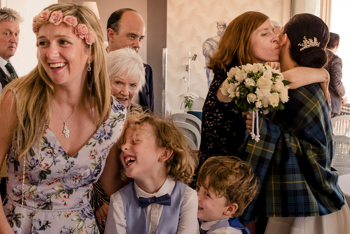 Cumprimentos espontâneos entre noivos e convidados do destination wedding