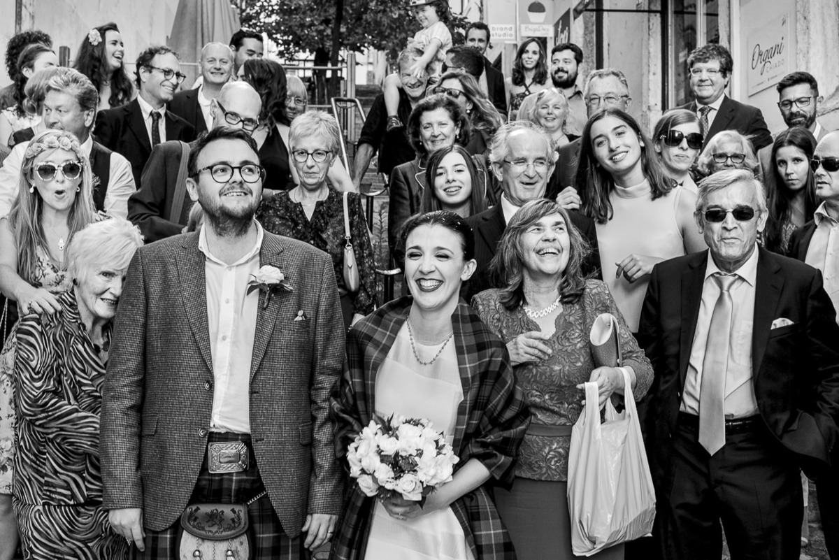 foto de grupo de casamento descontraída e espontânea 