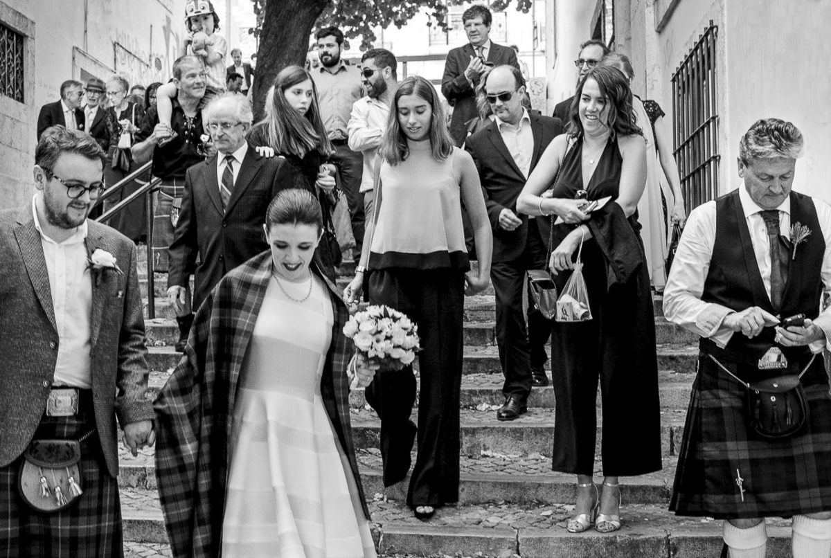 foto de grupo de casamento descontraída e espontânea em Lisboa no destination wedding