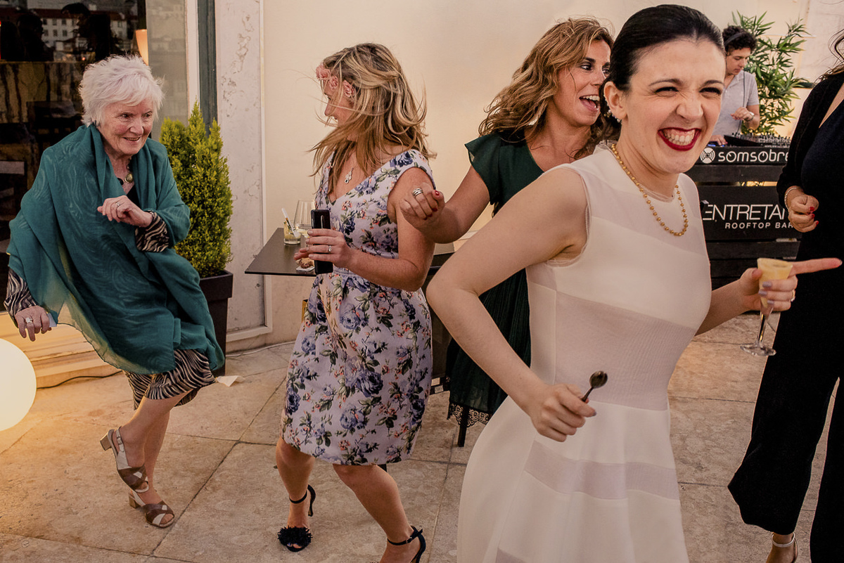 festa de destination wedding no Rooftop bar do hotel do chiado em Lisboa
