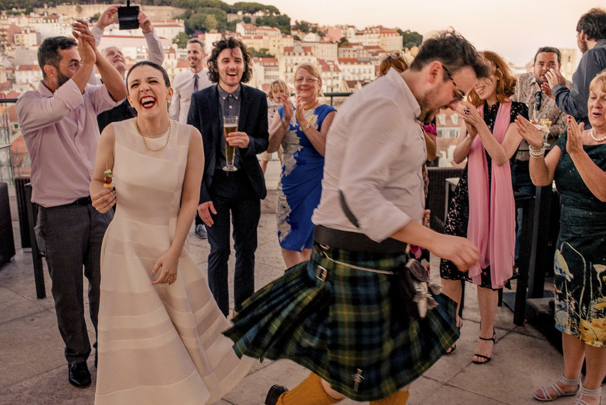 convidados e noivos dançando no Rooftop bar do hotel do chiado em Lisboa