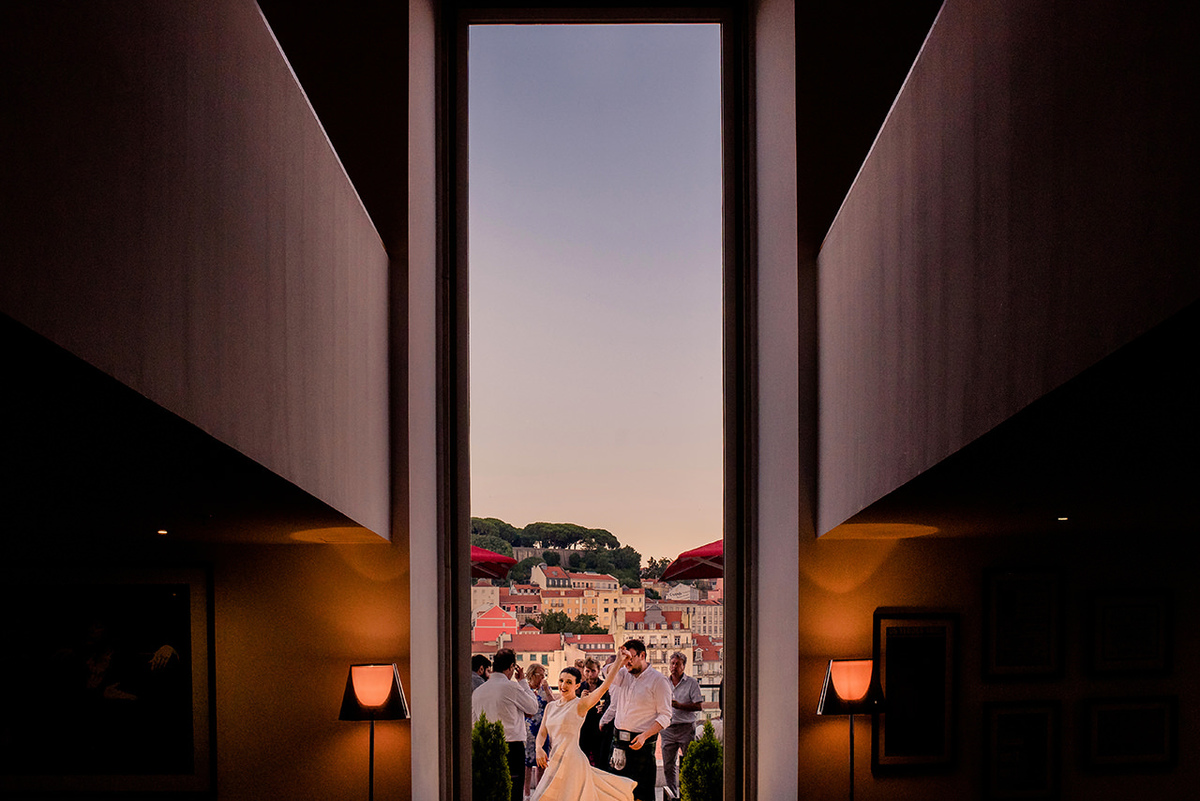 noivos em festa no Rooftop bar do hotel do chiado em Lisboa