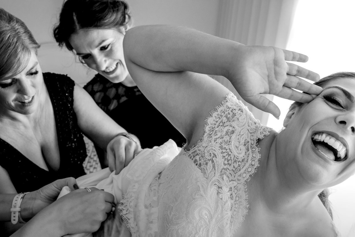 noiva colocando o vestido para o casamento em Portugal