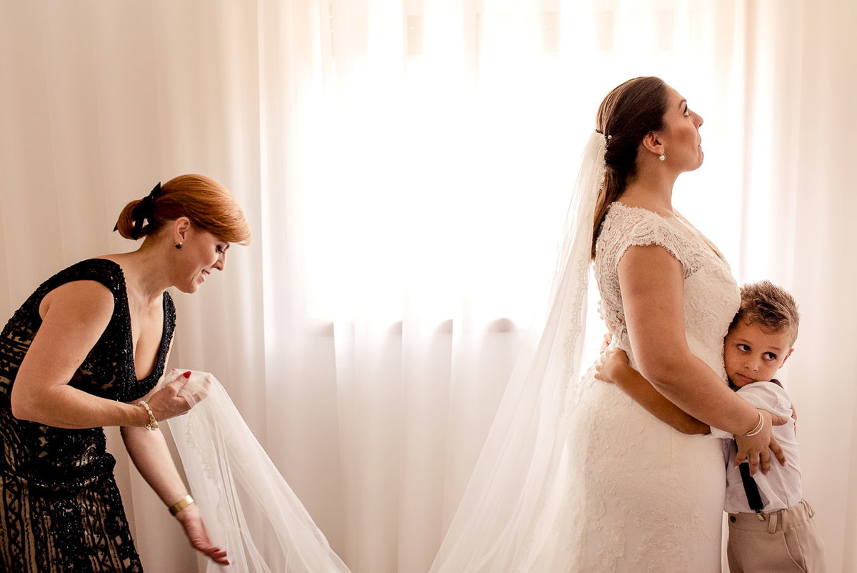 noiva de vestido emocionada