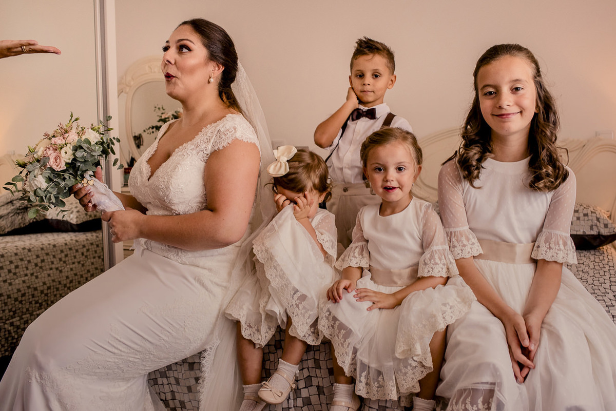 noiva com meninos das alianças ou pagens muito descontraídos