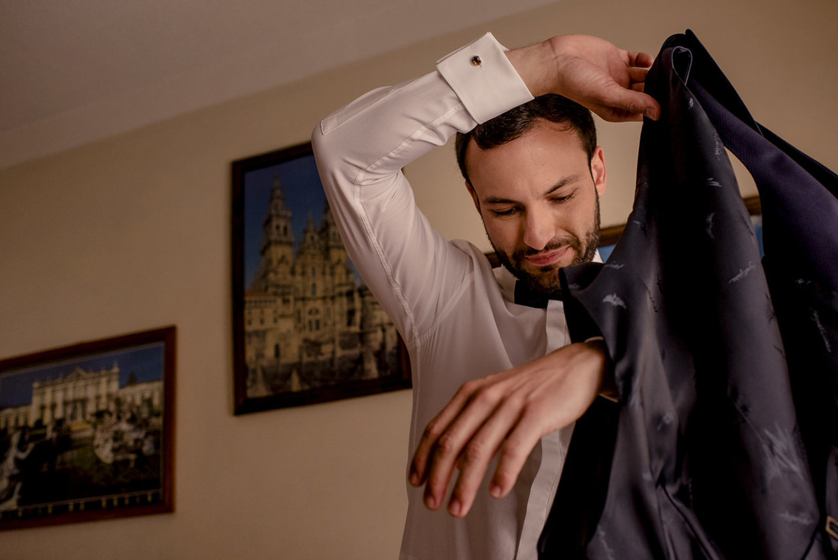 noivo a vestir-se para o casamento