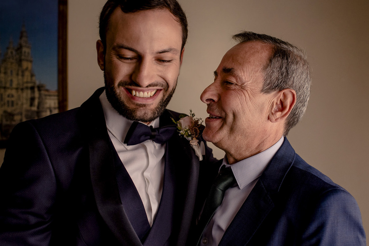 noivo com o pai emocionados