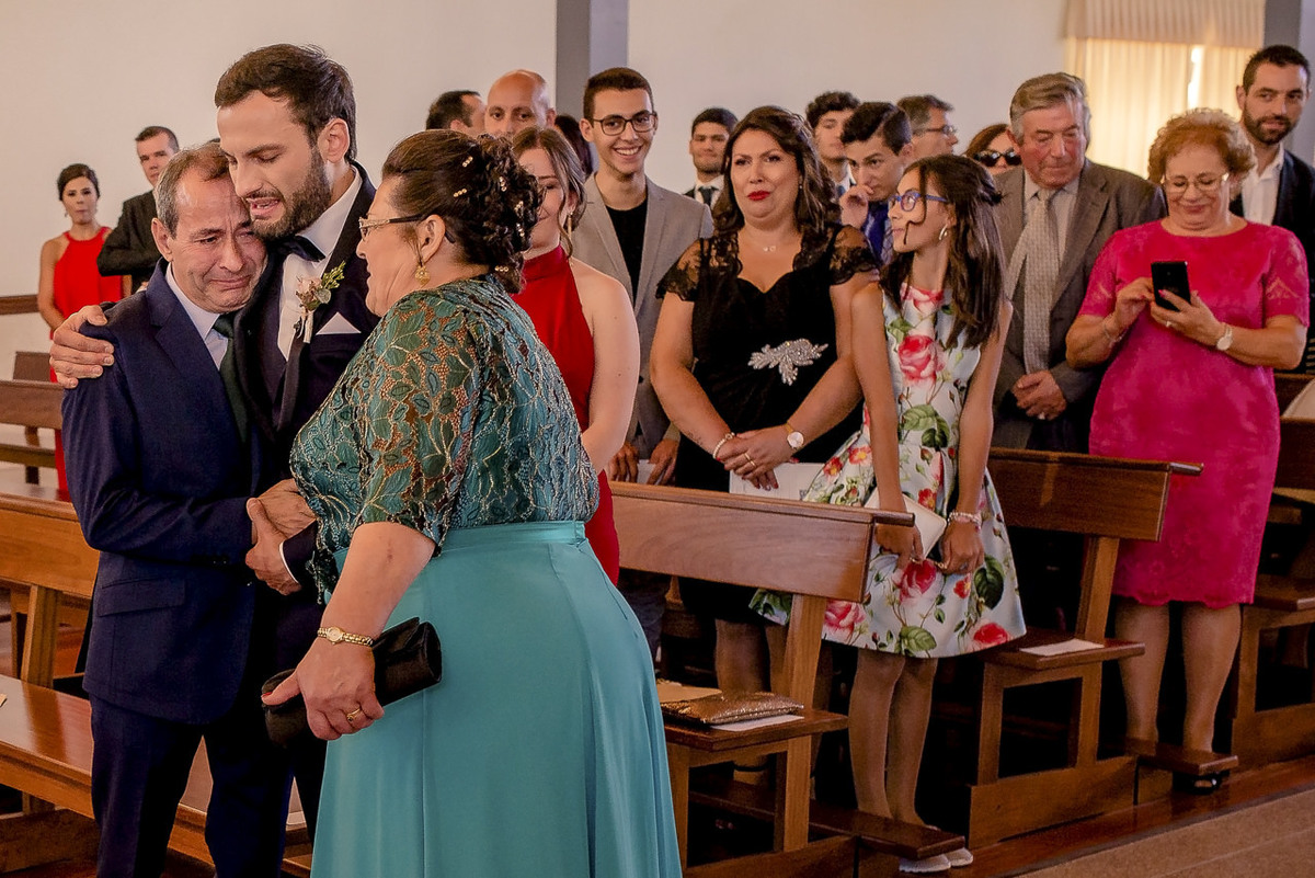 entrada do noivo na igreja com emoção