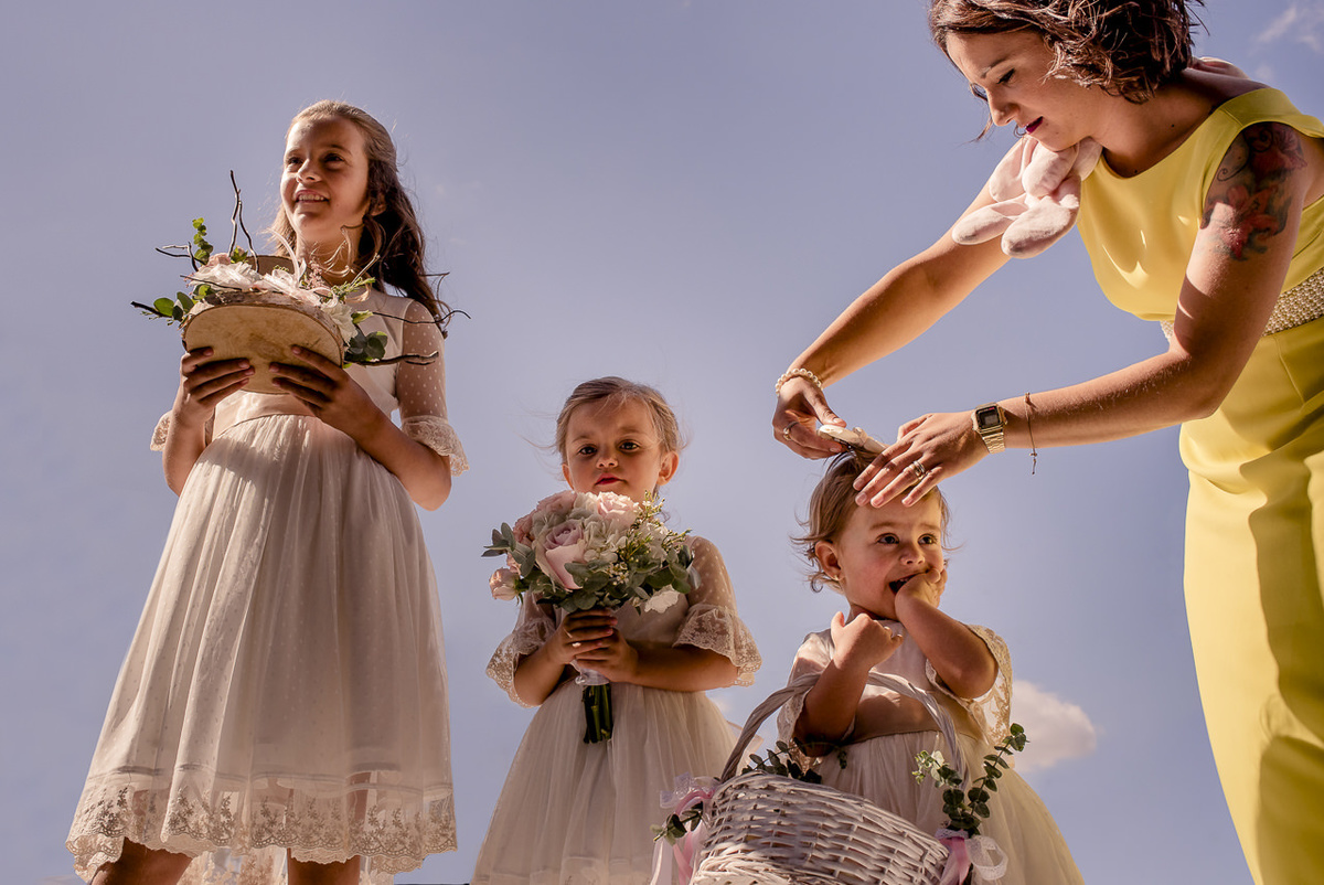 pagens prontos para entrar na igreja